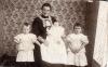 1905 - Maria Gielessen, geb. Neuhs mit ihren Kindern Emma, Otto und Mathilde